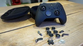 Xbox Elite Wireless Controller Series 2 -ohjain lisäosineen puisella pöydällä