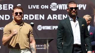 Canelo Álvarez og Caleb Plant poserer under en pressekonferanse før helgens kamp