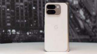 Google Pixel 9 Pro Fold i Porcelain-färgen.