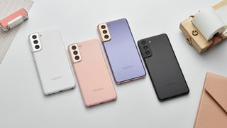 Samsung Galaxy S21 -sarjan puhelimet pöydällä