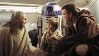 Star Wars timeline: a screenshot of The Phantom Menace with a young Anakin, Obi-Wan and R2D2.