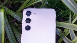 Samsung Galaxy S23 camera's achterop het toestel