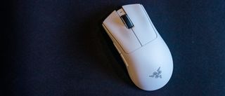 Razer Deathadder V3 Pro su un tappetino per mouse