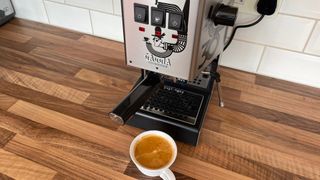 La Gaggia Classic sobre la encimera de la cocina tras preparar un espresso