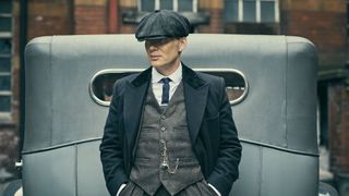 Cillian Murphy med ryggen til en veteranbil i Peaky Blinders