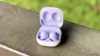 Samsung Galaxy Buds 2 in hun oplaadcase