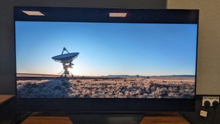 LG B3 OLED TV met een satellietschotel in de woestijn in beeld