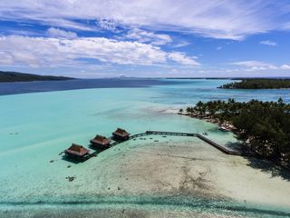 DJI Phantom 4 drone footage over Vahine Island