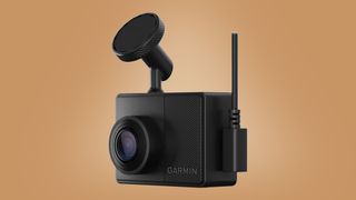 Garmin Dash Cam 67W mot beige bakgrund