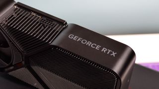 Een Nvidia RTX 4070 Super op een paarse muismat