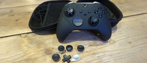 Xbox Elite Wireless Controller Series 2 -peliohjain lisätarvikkeineen pöydällä