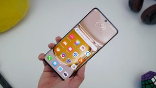 Jemand hält das Huawei P50 Pro mit dem Display nach oben in der Hand