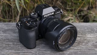 Fujifilm X-S10 puisella penkillä