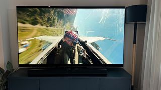 Filmscen från Top Gun: Maverick som visar Tom Cruise flyga inuti ett stridsflygplan på LG G4 OLED-TV.