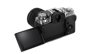 Fujifilm X-T4 set bagfra med skærmen vippet ud til siden