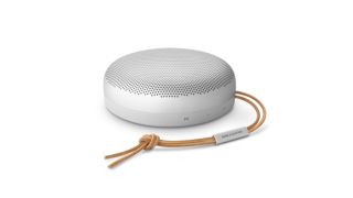 En sølvfarvet Bang & Olufsen Beosound A1 (2nd gen) med lysebrun lædderrem