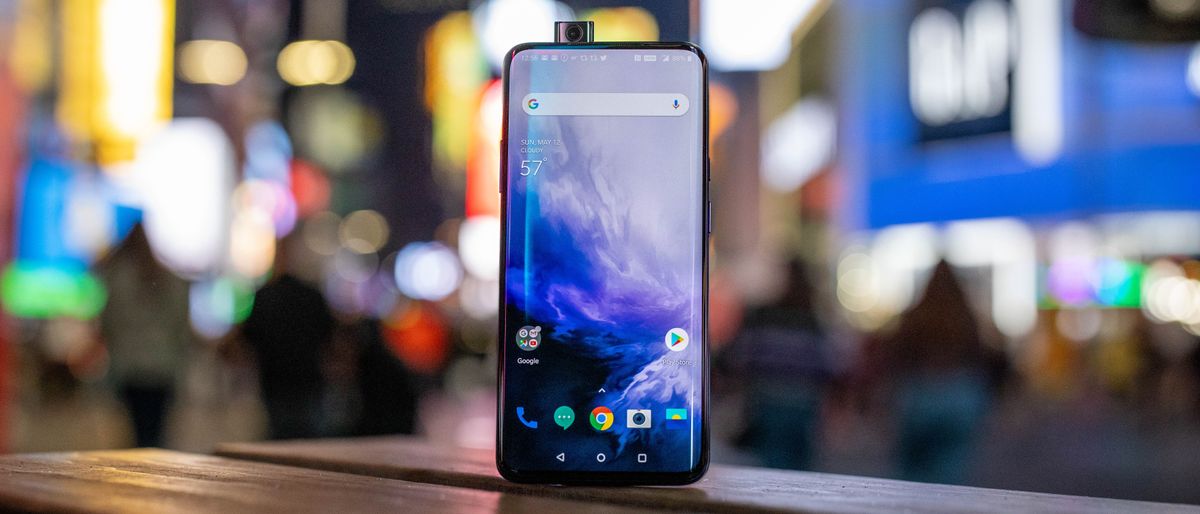 OnePlus 7 Pron pop-up-etukamera nousee puhelimesta tarvittaessa.