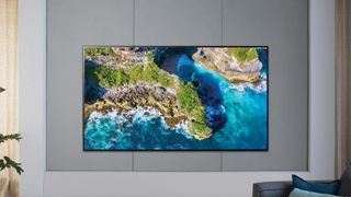 LG OLED op een muur