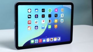 Apple iPad Mini A 17 Pro (2024) esittelykuvassa vaalealla taustalla