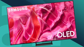 Bästa gaming TV: En Samsung S90C spel-TV framför en tvåfärgad bakgrund.