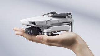 DJI Mini 4K en una mano