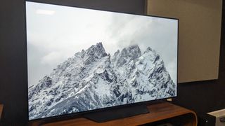 LG B3 OLED met een besneeuwde berg in beeld