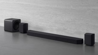 Samsungs soundbar-system Q990F mod en grå baggrund