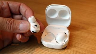 Samsung Galaxy Buds 2 Pro met één oortje in de oplaadcase en één erbuiten