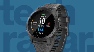 Miglior orologio per la corsa: nella foto, il Garmin Forerunner 945, uno dei nostri migliori orologi per la corsa, su sfondo blu