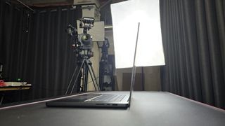 En 16-tommers MacBook Pro med M4 Pro-brikke på et skrivebord og brukes i studiomiljø.