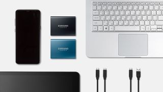 Beste portable SSD: To Samsung portable SSDer ved siden av en telefon og en laptop