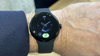 Google Pixel Watch am Handgelenk