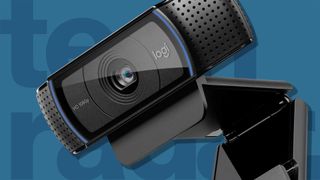 Logitech C920s Pro mot en blå TechRadar bakgrund