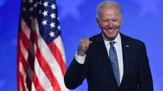 Joe Biden in front of the flag of the US