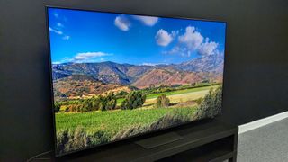 Samsung QN85D mustalla tv-tasolla