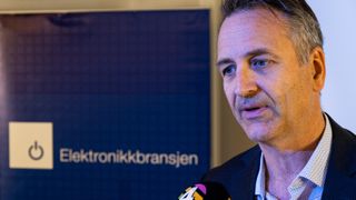 Jan Røsholm i Elektronikkbransjen under et radiointervju