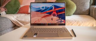 Lenovo Yoga 9i Gen 8 på et sofabord