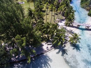 DJI Phantom 4 drone footage over Vahine Island