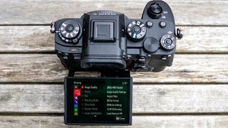 Sony A1 Set oppefra med skærmen vippet ud og synlige menuer