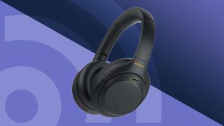 De Sony WH-1000XM4 tegen een paarse achtergrond