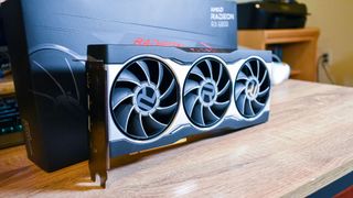 AMD Radeon RX 6800 Grafikkarte neben ihrer Schachtel