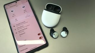 Google Pixel Buds Pro naast een Google Pixel 6 Pro