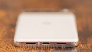 Google Pixel 8 Pro onderkant met de USB C-poort