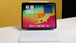 Apple iPad Air 13" (2024) valkoisella pöydällä keltaisen seinän edessä