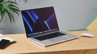 MacBook Pro 16 tum på ett träbord i ett modernt kontor