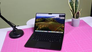 MacBook Pro 14 M3 Max (2023) sur un bureau