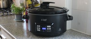 En Russel Hobbs slowcooker står på en köksbänk.