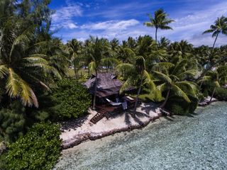 DJI Phantom 4 drone footage over Vahine Island