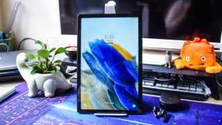 Samsung Galaxy Tab A8 pöydällä lelufiguurien edessä