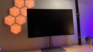 Paras näyttö BenQ PD3220U valaistua seinää vasten